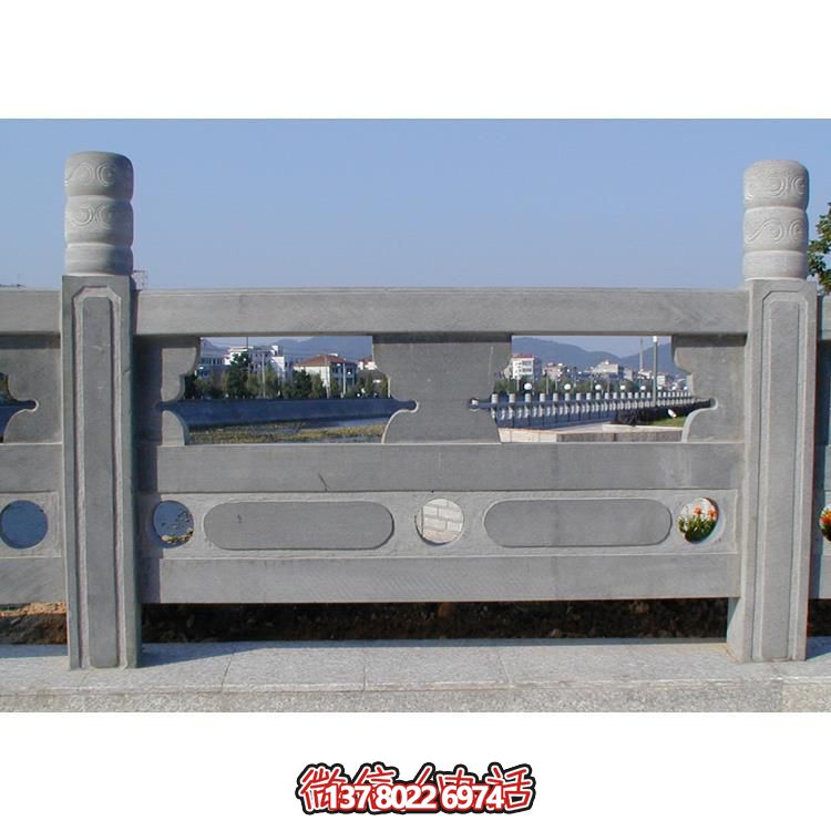 青石雕刻欄桿欄板，點綴美麗河道