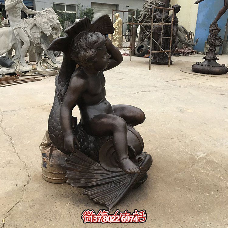 創意銅雕魚坐椅，讓兒童享受景觀之美
