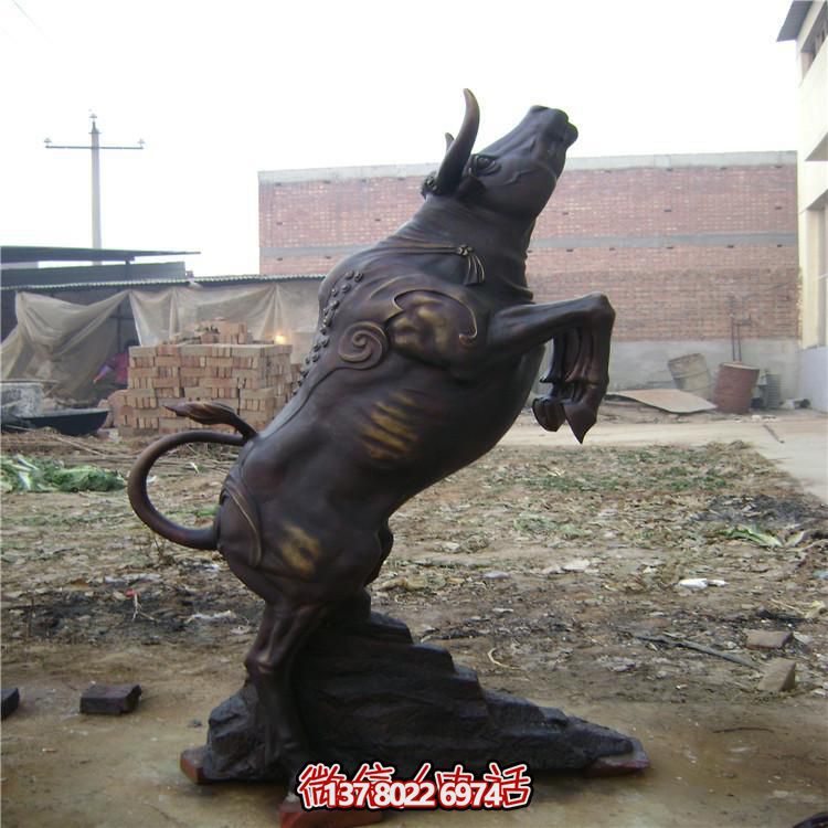 牛年奮進(jìn)雕塑，玻璃鋼仿銅戶外景區(qū)農(nóng)耕積極雕塑