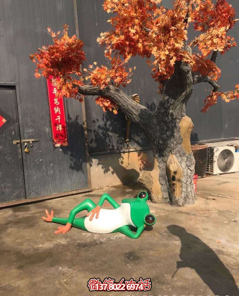 玻璃鋼雕塑躺臥青蛙，給公園增添美感