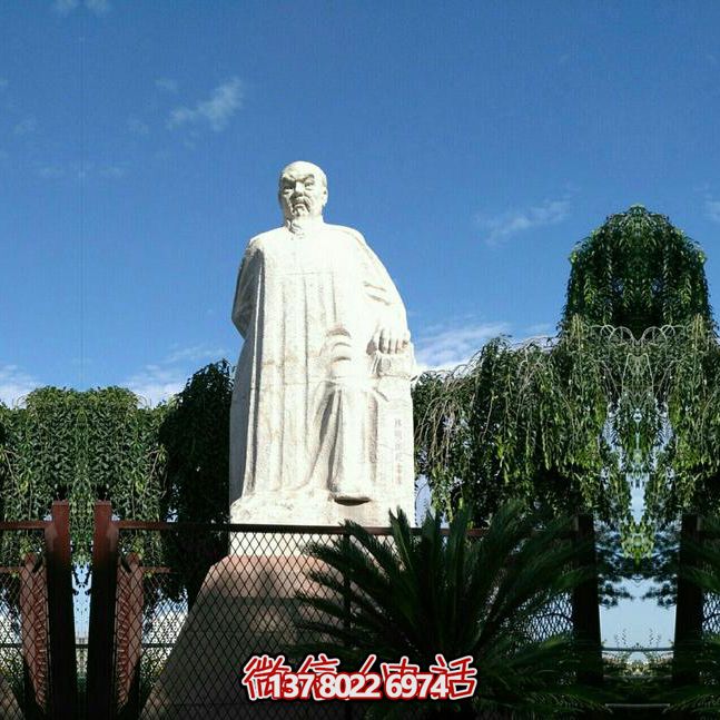 林則徐石雕塑，點綴校園廣場