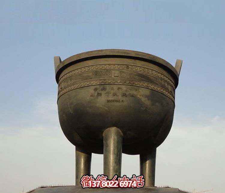 大型青銅圓形香爐，裝飾廣場景區