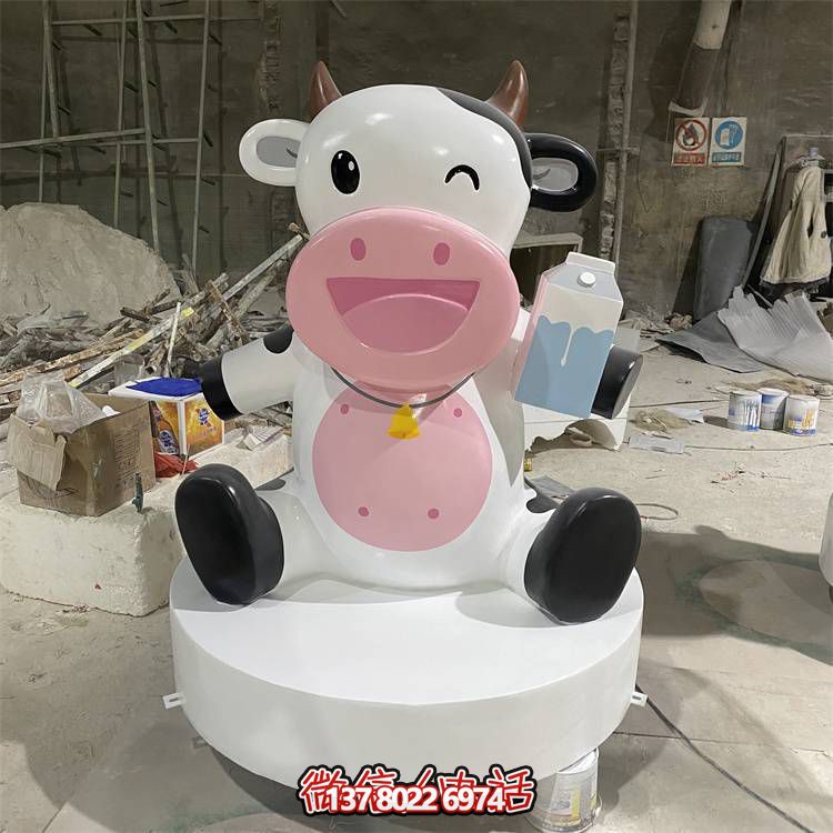玻璃鋼雕塑，營造優(yōu)雅卡通奶牛公仔氣氛