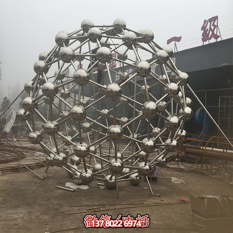 不銹鋼鏤空雕塑，為戶外景觀增添獨特色彩